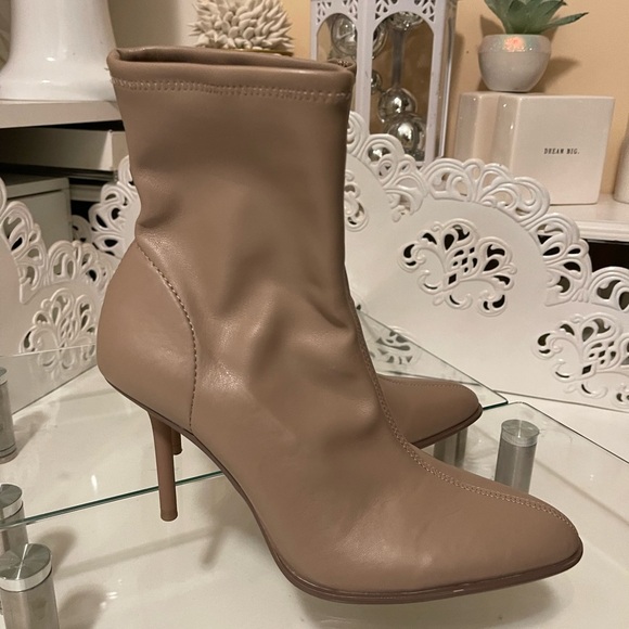 Zara soft leather boots with 4 inches pencils heels. - Picture 4 of 13